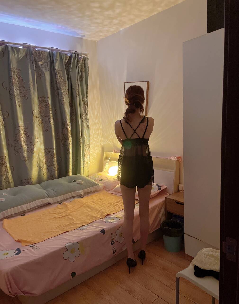 【有偷拍图】气质不错的苗条淑女，笑容可爱音色很嗲