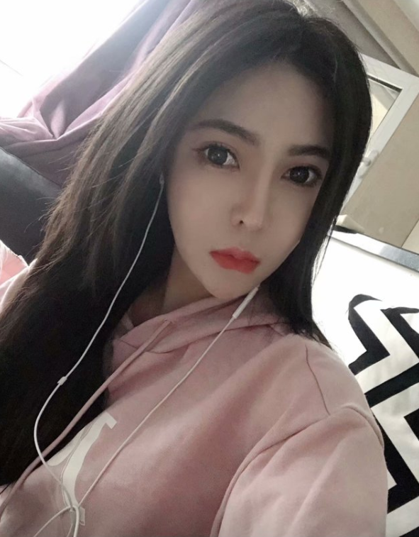 草房像素露露 胸大颜值高 开朗热情 服务细心不机车